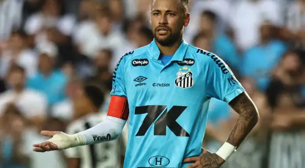 Piłkarz Neymar w jasnoniebieskiej koszulce Santos FC, z bandażem na ręce.