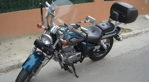 Suzuki Marauder 250 ficha técnica: moto custom azul con maleta trasera, parabrisas y guardabarros.