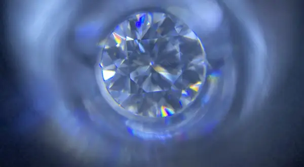 Błyszczący moissanit, co to jest? Kamień o tęczowych refleksach, przypominający diament, widziany z bliska.