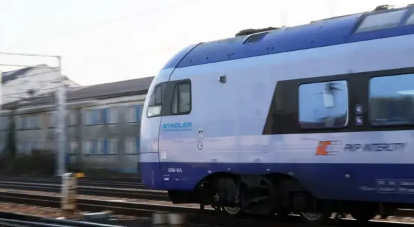 Pędzący pociąg PKP Intercity. Zastanawiasz się, czy można zwrócić bilet na pociąg?