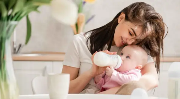 Pediatra radzi: bezpieczna zmiana mleka modyfikowanego krok po kroku
