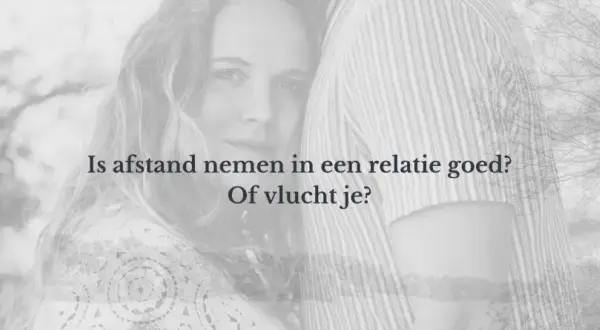 Een vrouw kijkt peinzend, terwijl de tekst vraagt: "Is afstand nemen in een relatie goed? Of vlucht je?