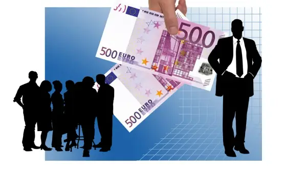 Grupa ludzi patrzy na banknoty 500 euro, które ktoś trzyma w ręku. Jeden mężczyzna w garniturze stoi z boku, jakby czekał na swój regres.