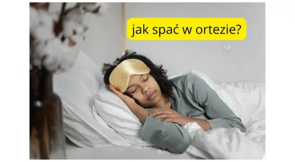 Kobieta śpi na boku w łóżku, z maską na oczach. Tekst na żółtym tle pyta: "jak spać w ortezie?".