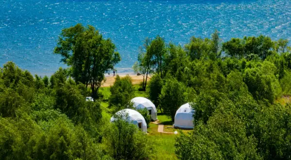 Najlepsze campingi nad jeziorem Czorsztyńskim z atrakcjami i udogodnieniami