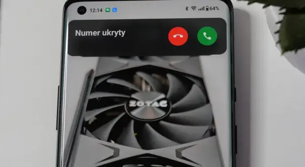 Telefon odbiera połączenie z numeru ukrytego. Dowiedz się, jak zrobić prywatny numer, aby dzwonić anonimowo.