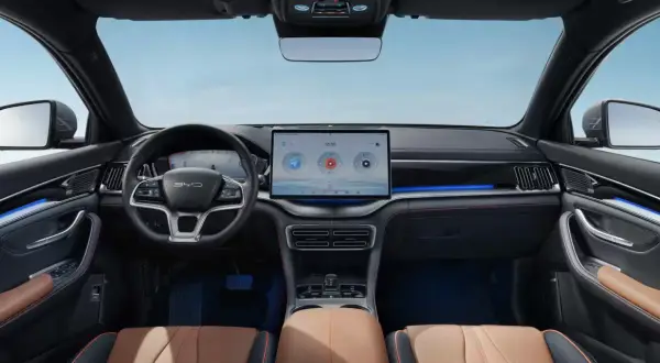 L'intérieur moderne du BYD Seal, avec son grand écran tactile central, son tableau de bord numérique et ses sièges confortables en cuir brun.