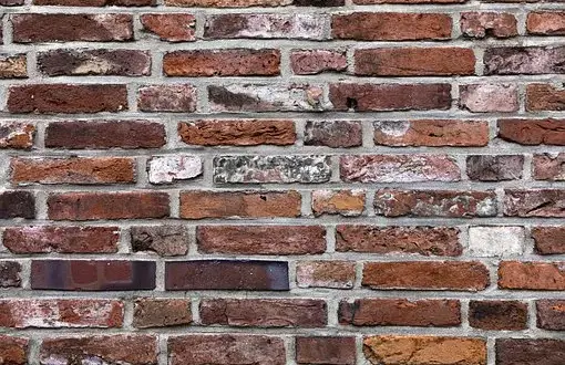 Jak skutecznie wyczyścić cegłę klinkierową z zaprawy bez uszkodzeń – sprawdzone metody