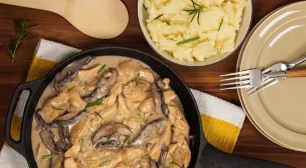 Pyszny strogonow z kurczaka w kremowym sosie z pieczarkami, podany z purée ziemniaczanym. Idealny obiad.