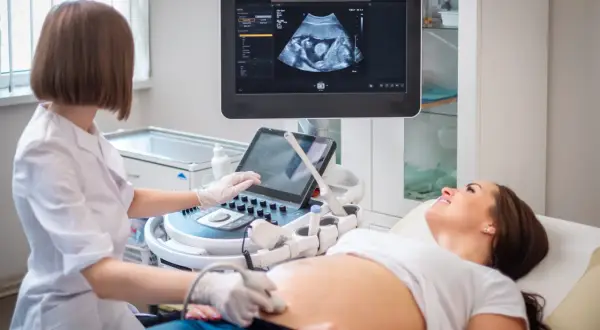 Pierwsze badania prenatalne: Zrozum wyniki, zyskaj spokój.