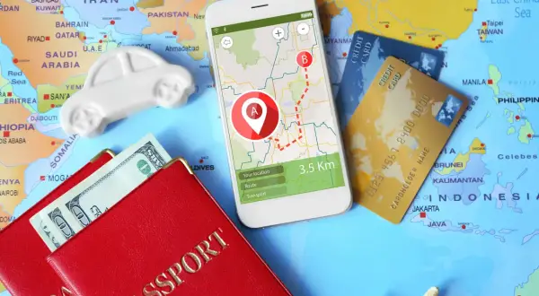 Pasaporte, dinero, tarjetas de crédito y un móvil con mapa: todo listo para usar aplicaciones para viajar y explorar el mundo.