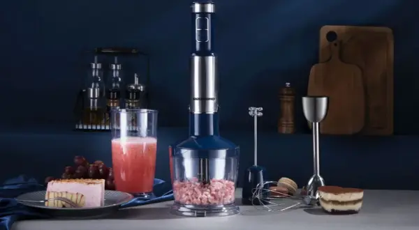 Blender ręczny Redmond, idealny do przygotowania smoothie i deserów. W zestawie akcesoria, które ułatwią codzienne gotowanie.
