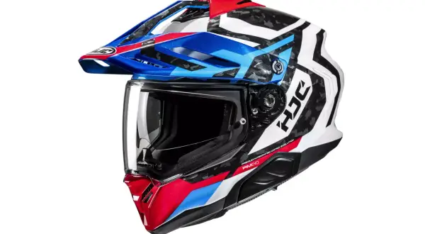 Kask motocyklowy HJC z wizjerem, w kolorach białym, czerwonym i niebieskim, z czarnym wzorem imitującym włókno węglowe. Sprawdź hjc rozmiarówka.