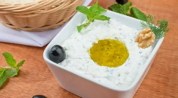 Pyszny dip jogurtowy z ziołami, oliwą, orzechami i oliwkami. Idealny do pieczywa, jako dodatek do dań. Prosty cacyki przepis.