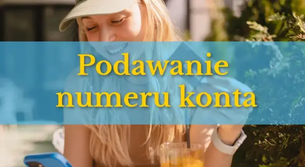 Uśmiechnięta młoda kobieta z telefonem i napojem. Czy podawanie numeru konta jest bezpieczne? Zastanów się, zanim udostępnisz dane.