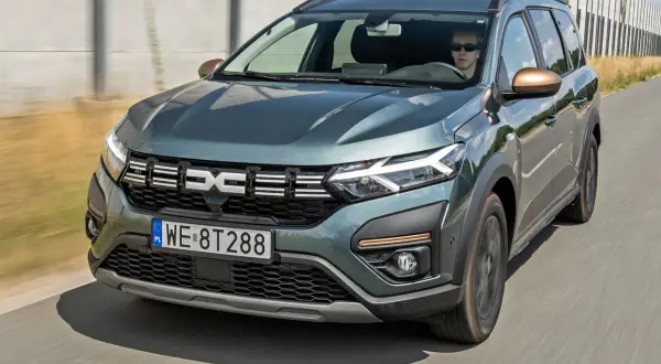 Zielony Dacia Jogger w ruchu drogowym. Sprawdź atrakcyjną dacia jogger cena i wybierz swój wymarzony model.