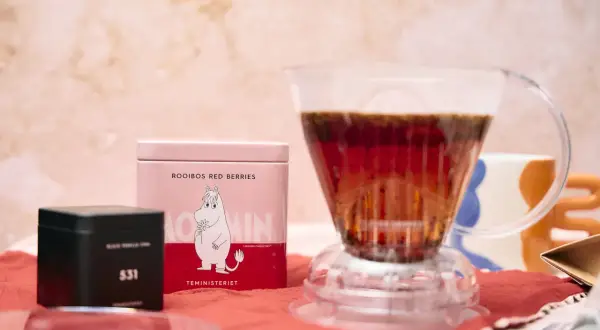 Rooibos z czerwonymi jagodami, przygotowywany do zaparzenia. Obok puszka z Muminkiem i czarna puszka z numerem 531. To nie herbata ze Sri Lanki, ale pyszny napar.