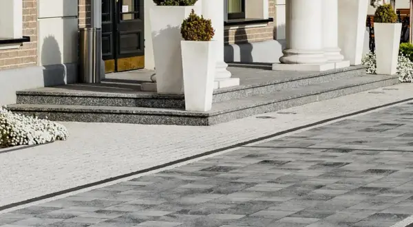Nowoczesna impregnacja kostki brukowej chroni nawierzchnię przed plamami i wilgocią. Eleganckie schody i taras.