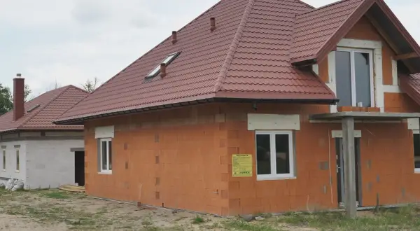 Ile kondygnacji ma dom parterowy z poddaszem użytkowym? Odpowiedź zaskoczy