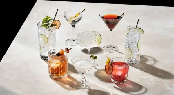 Różnorodne drinki, w tym te z rumem Bacardi, z czym podane: z limonką, miętą, wiśniami i suszonymi owocami.