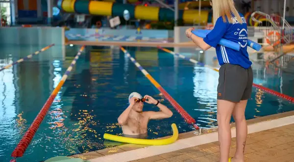 Deska do pływania Arena – jak poprawić technikę i uniknąć błędów
