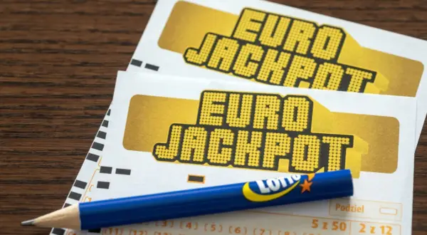 Dwa kupony Eurojackpot leżą obok siebie, gotowe do wypełnienia. Czy to właśnie te liczby okażą się eurojackpot pewniaki?
