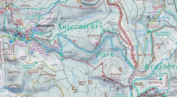 Mapa turystyczna Śnieżnickiego Parku Krajobrazowego z zaznaczonymi szlakami, schroniskami i punktami widokowymi.
