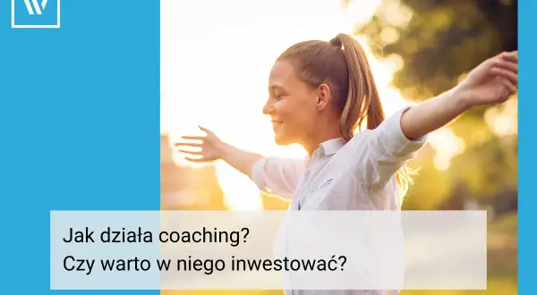 Uśmiechnięta młoda kobieta z rozłożonymi ramionami, symbol wolności i rozwoju. To obraz, który idealnie oddaje ducha coachingu grupowego.