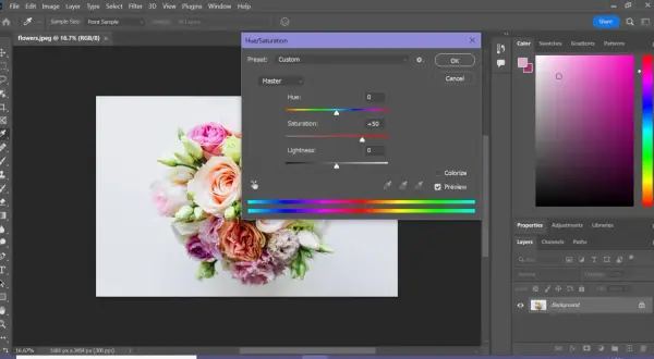 Un bouquet di fiori in fase di photoshop color correction, con la finestra Hue/Saturation aperta per regolare la saturazione.