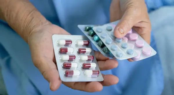 Leki na wirusy: Kiedy działają, a kiedy antybiotyk nie pomoże?