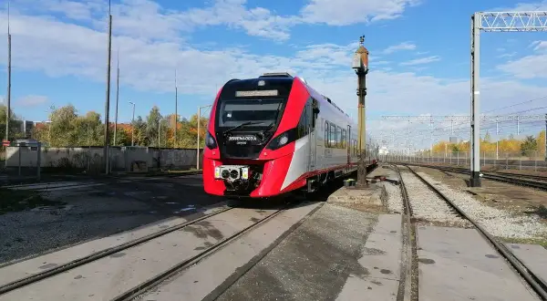 Nowy pociąg Kolei Wielkopolskich czeka na odjazd z Poznania do Wolsztyna.