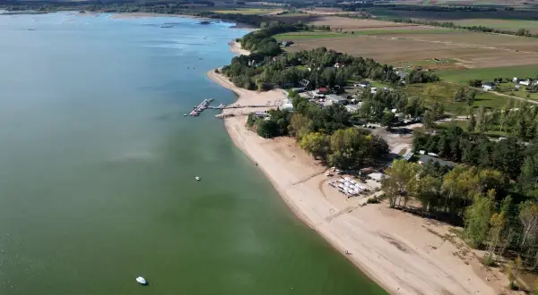 Widok na Mietków Zalew z plażą, pomostem i łodziami. Sprawdź cennik atrakcji i wypoczynku nad wodą.