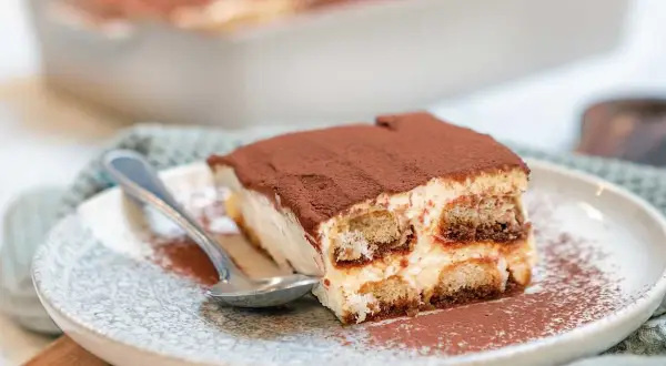 En bit krämig tiramisu med kex och kakao, perfekt för ett enkelt tiramisu recept.