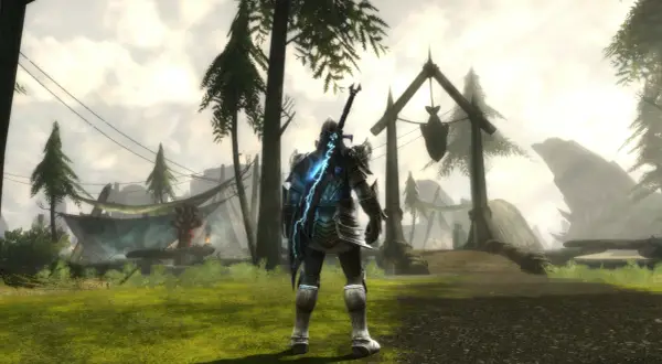 Rycerz z mieczem na plecach, gotowy do walki w świecie gry RPG online.