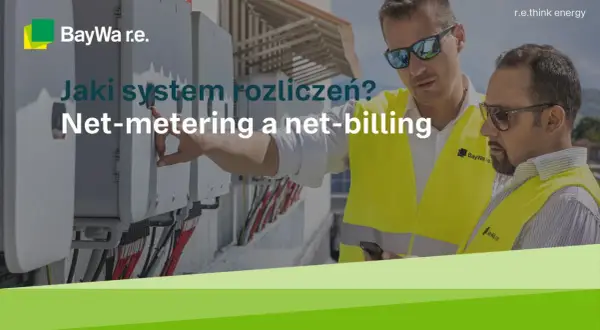 Dwóch mężczyzn w kamizelkach odblaskowych przy panelach fotowoltaicznych omawia systemy rozliczeń: net-metering a net-billing.