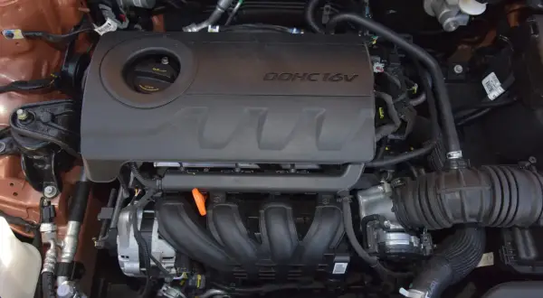Silnik 1.4 MPI DOHC 16V w samochodzie. Widoczny kolektor dolotowy, pokrywa zaworów i elementy układu chłodzenia.