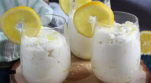 Lätt och fluffig italiensk dessert med citron, garnerad med citronskivor och rivet citronskal. En perfekt avslutning på en måltid.