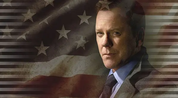 Kiefer Sutherland jako Tom Kirkman w serialu "Designated Survivor". Obsada serialu w tle z amerykańską flagą.