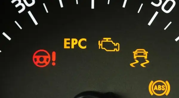 Kontrolki na desce rozdzielczej: EPC, silnik, kierownica z wykrzyknikiem, ESP i ABS. Co to znaczy?