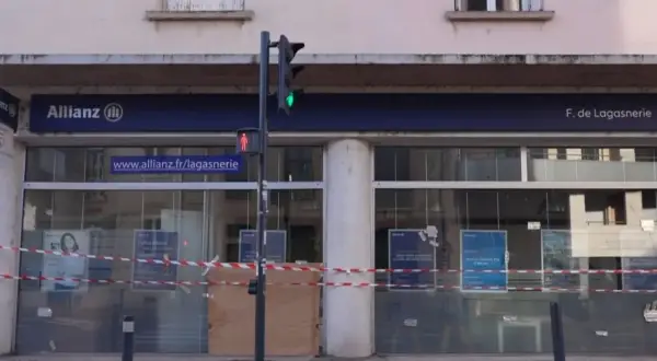 Façade de l'agence Allianz, avec ruban de chantier. Une affiche mentionne "l'offre Allianz, reconnue".