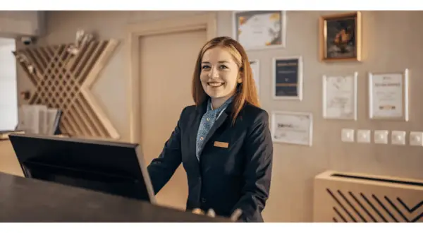 Ile zarabia recepcjonistka w hotelu 5 gwiazdkowym? Zaskakujące kwoty!