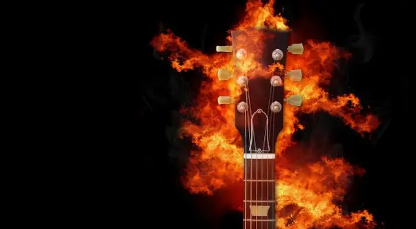 Gitarowa główka otoczona płomieniami, gotowa do zagrania ognistych power chords.