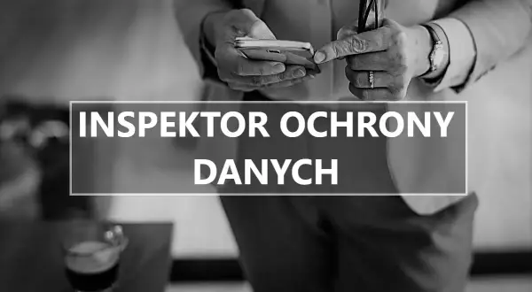 Osoba trzymająca telefon i okulary, z napisem "Inspektor Ochrony Danych".