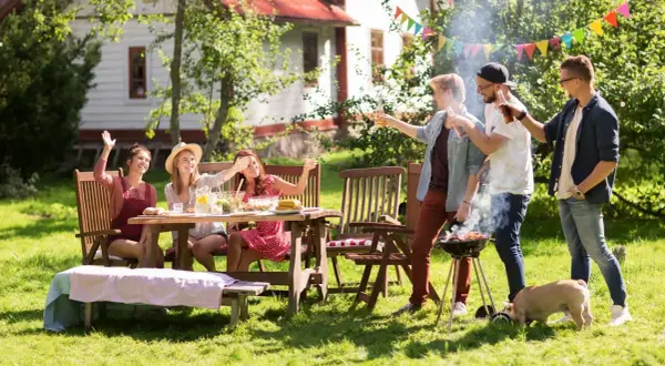 Vänner njuter av grillfest och lekar, sommarens roligaste fester. En liten gris kikar fram.