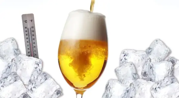 Ein Glas Bier wird mit Eiswürfeln und einem Thermometer umgeben, um zu zeigen, wie man das Bier kalt stellen kann.