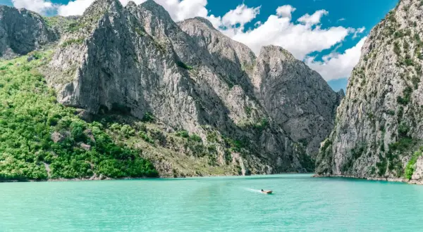 Un viaje en barco por el lago Koman, Albania, en 5 días. Montañas escarpadas y agua turquesa.