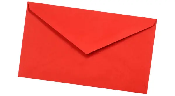 Czerwona koperta na białym tle.