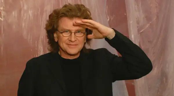 Zbigniew Wodecki w czarnym garniturze, z dłonią na czole, jakby szukał drogi, niczym w tekście "Lubię wracać tam, gdzie byłem".