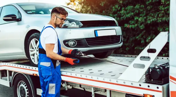 Mechanik przygotowuje auto do transportu. Zastanawiasz się, ile czasu na wyrejestrowanie auta po sprzedaży?