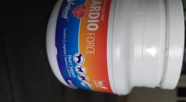 Białe opakowanie suplementu Cardioforce dla zwierząt, z napisem "Heart Support" i ikonami zwierząt.
